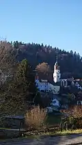 Lage der Wehrkirche über dem Tal des Agenbachs