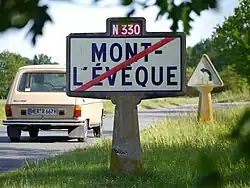 Renault R6 passiert Michelin-Verkehrszeichen