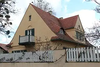 Nordostseite, von der Straße aus gesehen