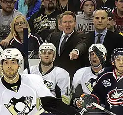 Johnston (Mitte) hinter der Bank der Pittsburgh Penguins