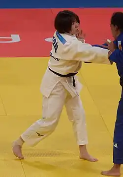 Miku Takaichi kämpft im weißen Judogi.