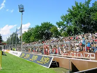 Tribüne des Millerntor-Stadions, bevor es ab 2006 schrittweise erneuert wurde. Aufgrund der geringen Kapazität trug der FC St. Pauli zwischen 1978 und 2002 alle Heimspiele gegen den HSV im Volksparkstadion aus.