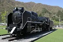 Beim Bahnhof ausgestellte Dampflokomotive