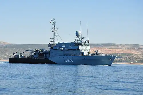 Das Minenjagdboot Passau bei der seeseitigen Absicherung des UN-Hauptquartiers in Naqura (Libanon).