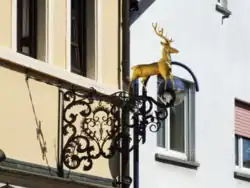 Nasenschild in traditioneller Form, mit Stützstreben: Gasthaus Zum Hirsch, Mingolsheim