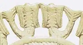 Stilisierte Schlammfische im Kronreif des Anhängers, ehemals im Linden-Museum