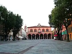 Piazza Costituente mit dem Rathaus, dem Palazzo Comunale