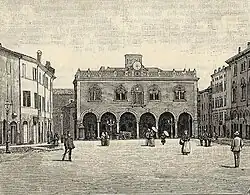 Der Palazzo Comunale nach der Restaurierung von 1891. Die Doppelfenster sind nicht an den Säulen ausgerichtet und man kann ein schweres Gesims sehen.