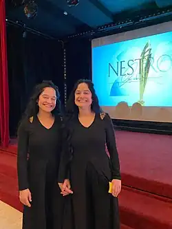 Die österreichisch-kubanischen Zwillingsschwestern Miriam Mercedes und Mercedes Miriam Vargas Iribar bei der Nestroy-Gala 2024.