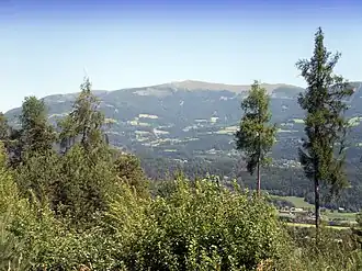 Blick von Südwesten auf den höchsten Bereich des Mirnocks. Mittig der Mirnockgipfel, rechts Rindernock, links hinten Bodeneck.