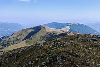 Blick vom Mirnockgipfel nach Südosten. Links Rindernock/Lierzberger Alpenspitz, in der Senke mittig rechts der wenig markante Lahnernock, rechts Palnock, hinten Amberger Alm.
