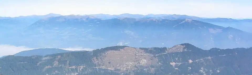 Gesamtansicht des Mirnock-Massivs von Süden (Dobratsch). Hauptgipfel links, rechts Amberger Alm und Übering.