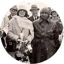 Jopie Koopman vor der Abreise am Flughafen Schiphol mit ihrem Piloten