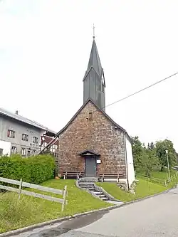 Saalbau mit eingezogenem, dreiseitigem Schluss und Dachreiter mit Spitzhelm