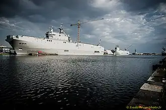 Das Schiff als Sewastopol, im Hintergrund die Wladiwostok