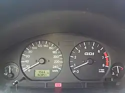 Tachoanzeige in einem Mitsubishi Carisma 1.8 GDI