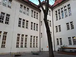 1. Gemeinde­schule, Innenhof, Mitte