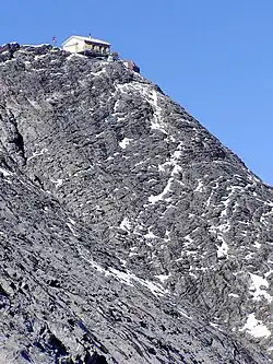 Hütte von Süden mit Biwakschachtel rechts