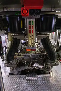 Mittelmotor (vom Bug aus gesehen)