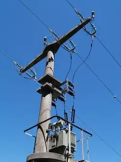 Mittelspannungsleitung (20&nbsp;kV) mit Schalter und Transformator