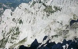 Mitterkaiser von Westen, ganz links der Nordgipfel, links der Hauptgipfel, weiter rechts der Südgipfel (höchster Punkt), ganz rechts an der Scharte die Fritz-Pflaum Hütte, vorne das Große Griesener Tor (Hochkar)