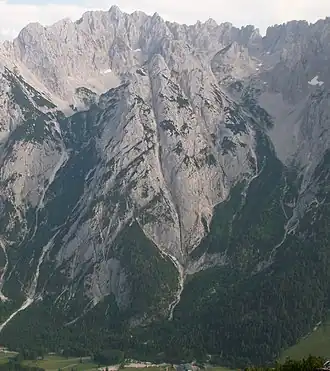 Mitterkaiser von Norden zwischen dem Kleinen Griesener Tor (links) und dem Großen Griesener Tor (rechts), im Vordergrund das Kaiserbachtal, im Hintergrund die Ackerlspitze