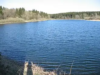 Blick vom Staudamm auf die Wasserfläche