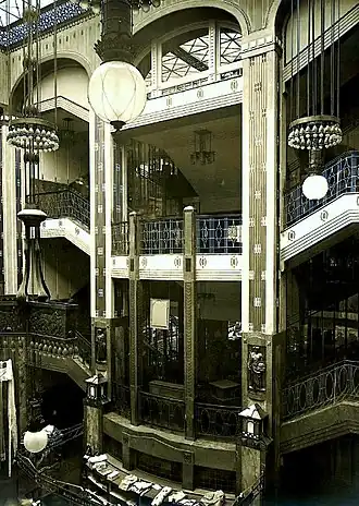 Mittlerer Lichthof mit Treppenhaus