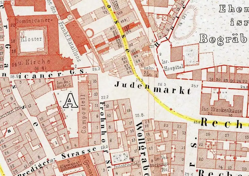 1862: Der Judenmarkt hat sich im Nordwesten erweitert. Östlich steht jetzt ein großes Gebäude: das Krankenhaus der Israelitischen Krankenkassen (Isr. Krankenkasse), Rechneigrabenstraße 18–20.[3] Das Krankenhaus und die sechs Spitalhäuser oberhalb (Hausnummern 22–32)[4] wurden im Zweiten Weltkrieg zerstört und danach abgerissen. Das von diesen Gebäuden beschriebene Quadrat entspricht recht genau dem heutigen Neuen Börneplatz.
