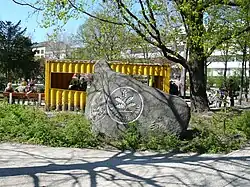 Gedenkstein „Baum des Jahres“ mit Regenschutz