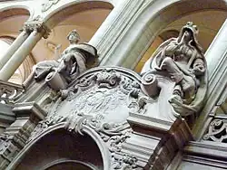 Detail der Fassaden-Metallschmuckarbeiten