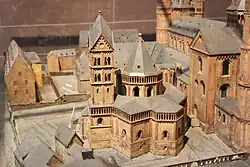 Modell der Johanneskirche von Osten aus gesehen, veraltete Rekonstruktion, insbesondere hinsichtlich Turm und den drei Ostchören