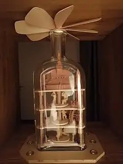 Vollendete moderne, viergeschossige Flaschenpyramide. Künstler: Matthias Schultz