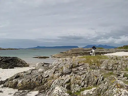 Im Vordergrund die Morar Group, im Hintergrund Vulkanite und Magmatite auf Eigg und Rùm
