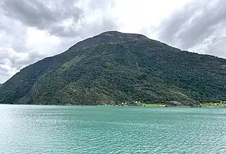 Blick von Nordosten vom Lusterfjord zum Molden