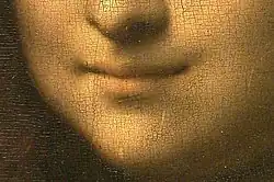 Farbige Nahaufnahme des Mundes und der Nasenspitze von Mona Lisa. Dabei sind die kleinen Risse des Gemäldes gut sichtbar. Ihre zierlichen rosa Lippen zeigen ein sanftes Lächeln.