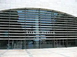 Eingang des Bahnhofsgebäudes Monaco-Monte-Carlo im Stadtbezirk Ravin de Sainte-Dévote