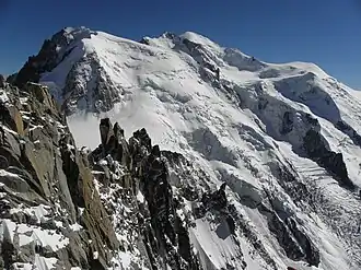 Die Nordflanke des Mont Blanc du Tacul, des Mont Maudit und des Mont Blanc (v.&nbsp;l.&nbsp;n.&nbsp;r.) von der Aussichtsterrasse im Gipfelbereich der Aiguille du Midi