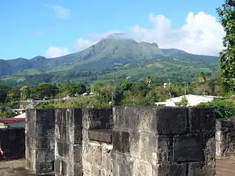 Der Mont Pelé mit den Ruinen des 1902 zerstörten Theaters von Saint-Pierre