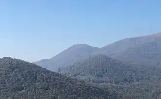 Hügel Bedeia mit Monte Rogoria im Hintergrund