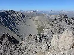 Blick vom Hauptgipfel des Monte Saliente Richtung Westen, rechts der Westgipfel, dahinter Piz Kesch.