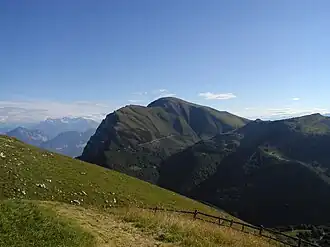 Die Ostseite des Monte Altissimo di Nago mit dem zur Bocca Navene abfallenden Südgrat, am rechten Bildrand die Corna Piana