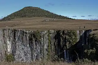 Pico do Monte Negro, im Vordergrund Teil des Kanyon Monte Negro (Cânion Pico do Monte Negro)