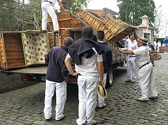 Abladen der Schlitten an der Bergstation, 2020