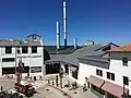 Haupteingang des Monterey Bay Aquariums and the smokestacks on its roof resemble the former Hovden Cannery that it replaced