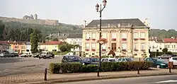 Hôtel de ville (Rathaus) mit der Zitadelle im Hintergrund