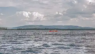 Blick über den Rivière Eastmain auf die Monts Otish