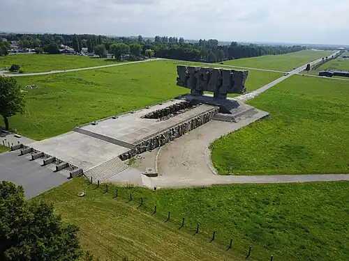 Eingangstor und Straße zum Mausoleum
