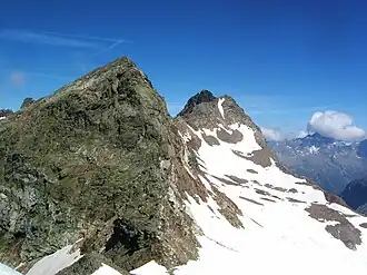 Morgenkofel von Südosten, aus der Ostflanke der Schwarzen Wand, unten das Mühlbacher Joch, rechts der Wasserkopf