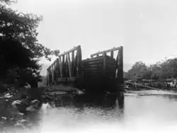 Rollwagen mit Schiff am oberen Ende einer schiefen Ebene